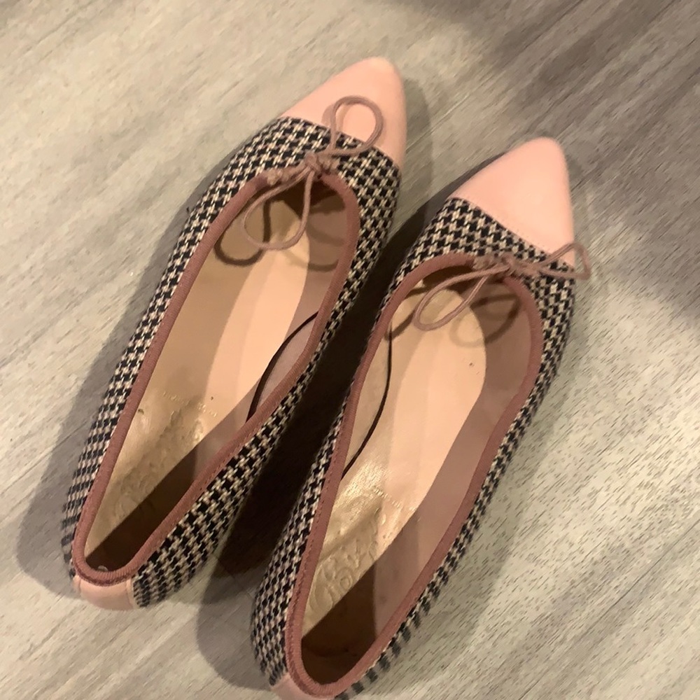 Leather ballet flats with black and pink pattern